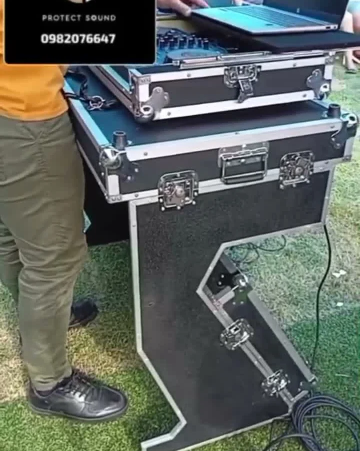 Booth de DJ desplegable fabricado a medida, armado en un evento